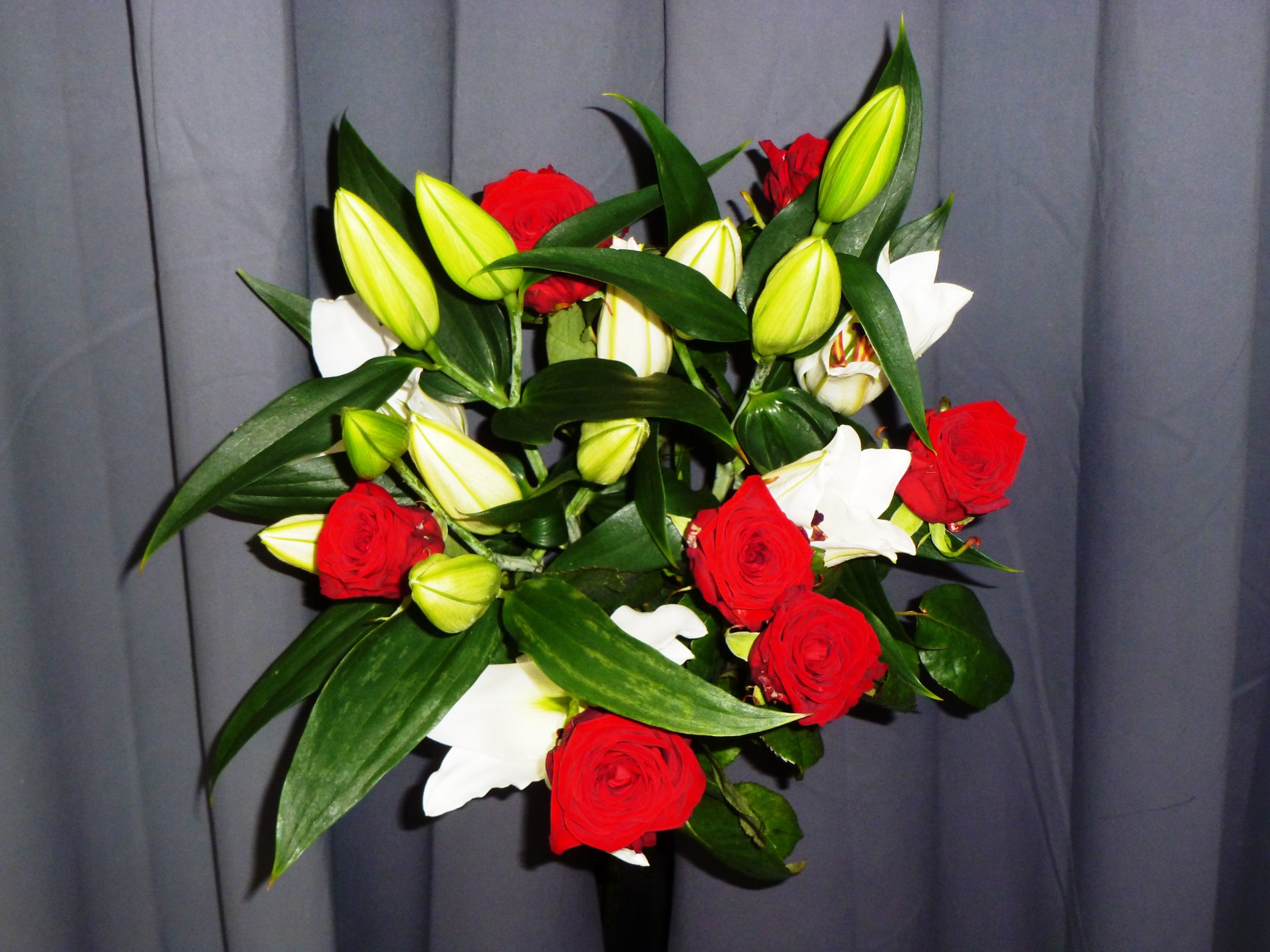 .Bouquets de Roses rouges et Lys Blancs